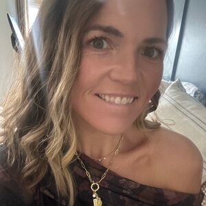 Meet your Posher, Caitlin